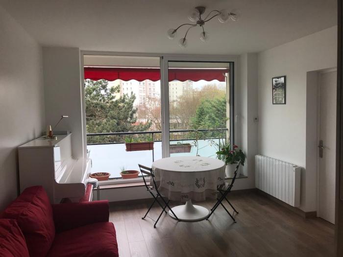 Quiet room-metro line 7 to 10 min-direct Paris