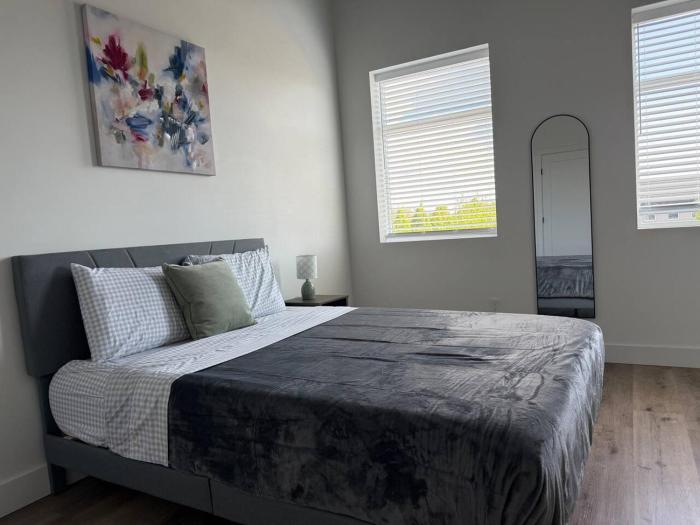 Modern 2BR Apt w Balcony Long-Term Friendly