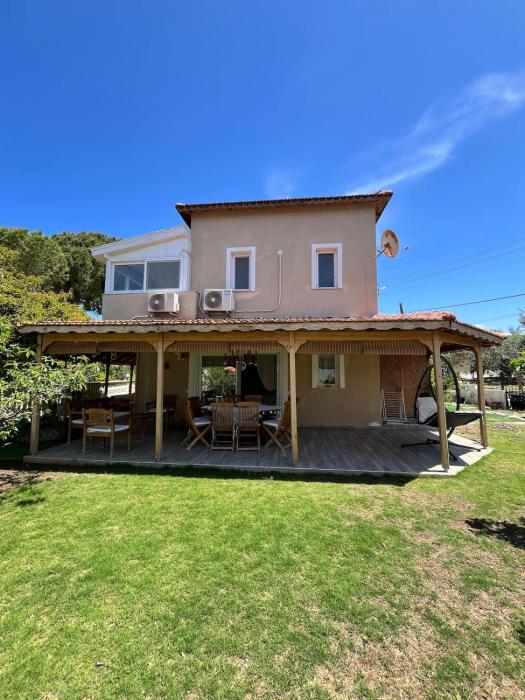 Beachside Garden Villa with Spacious Private Garden in Çeşme