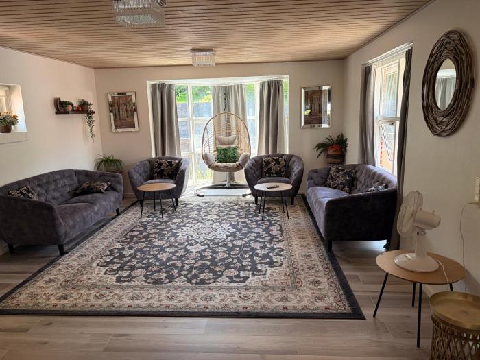 Relaxing and quiet area with an amazing house