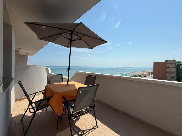 SE278 - Senigallia, trilocale fronte mare con balcone e posto auto