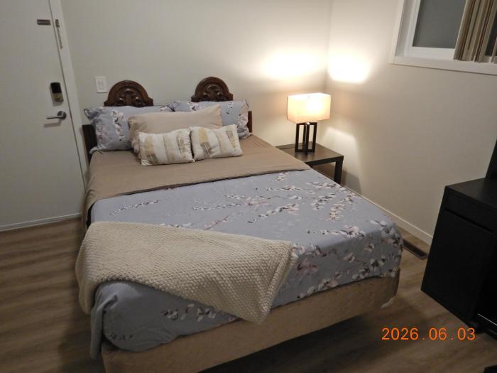 Luxury Single Suite with a closet, ensuite bathroom & laundry & dining space & kitchen