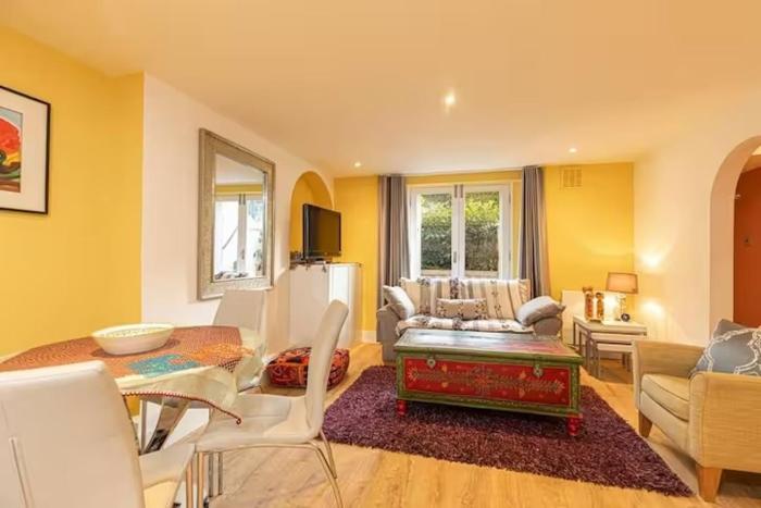 Stylish Two-Bedroom Notting Hill Garden Flat