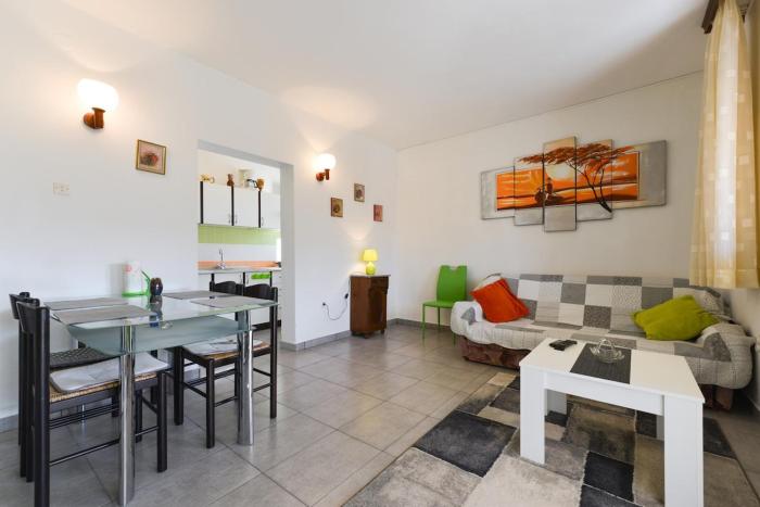 Sunny,spacious apartmant Pag