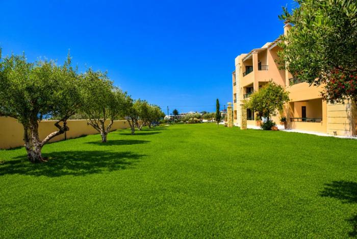 Golden Bay Apartments-Garden Haven