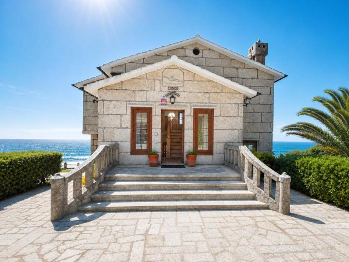 Holibai Mar de Lua, Vila gallega al lado del mar cerca de Baiona