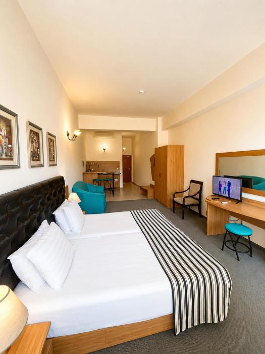 Lotus Family Hotel - Free Parking