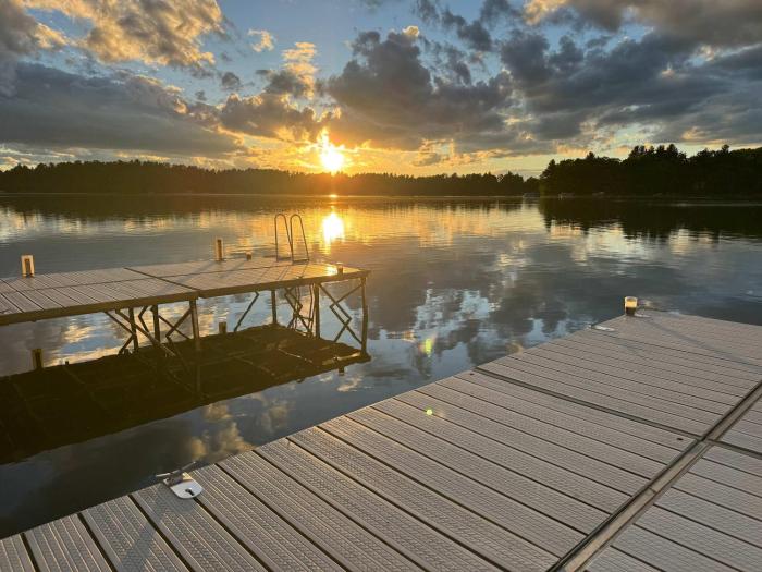Remodeled 4BR 2 5BA Peninsula Lakehouse at 5RK Ranch Lakeside Private Sandy Shoreline Fireplace & Decks Hayward WI