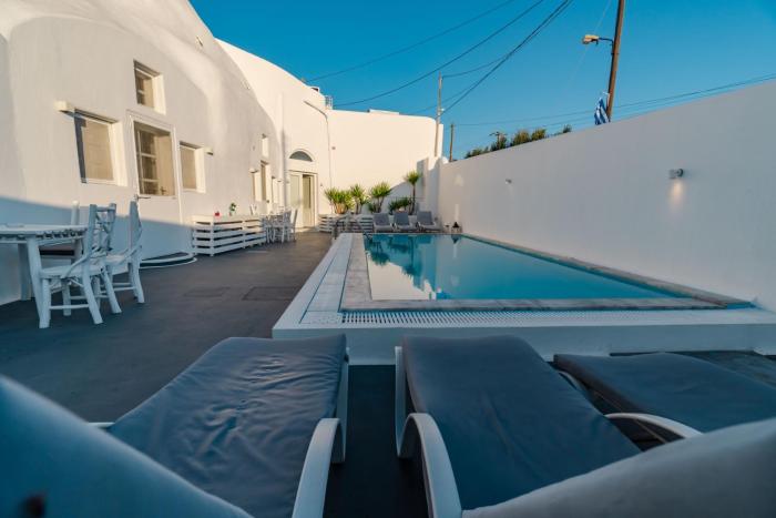 Fira-Cave-Sleeps 10-Parking-Pool-Breakfast