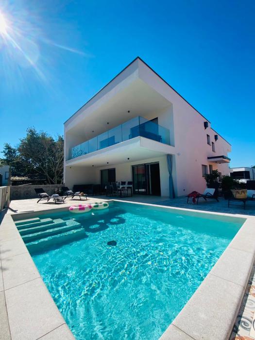 Apartments Villa Leonard - Modern Stay with Private Rooftop Jacuzzi & Sea Views, Barbariga, Vodnjan, Istria, Croatia