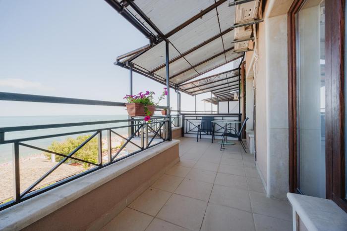 Seafront Apartment with Panoramic Terrace