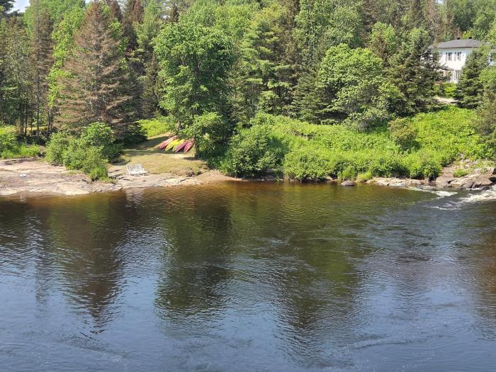 Domaine dexception, bord de rivière, plage privée, spacieux chalet pour grande famille ou entre amis - activités, spa 10 places