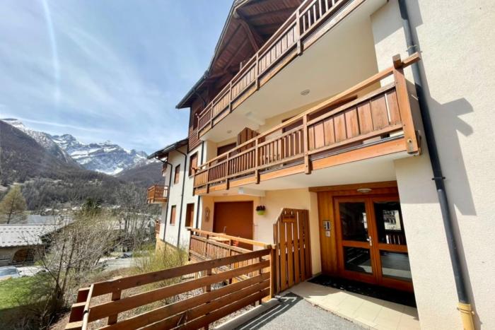 Balcony & serenity peak views