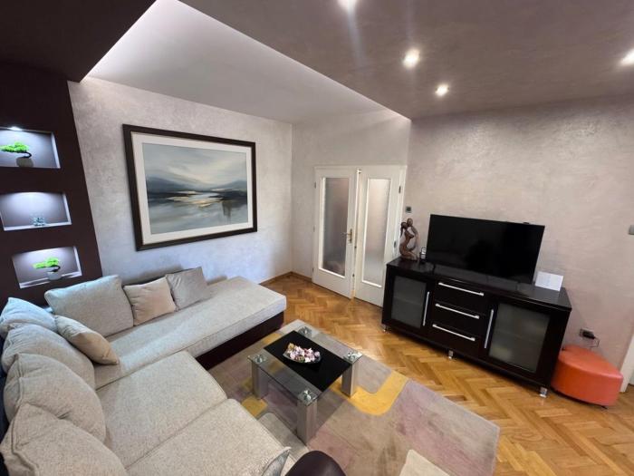 ARENA- One bedroom apartment-public FREE parking in front of building