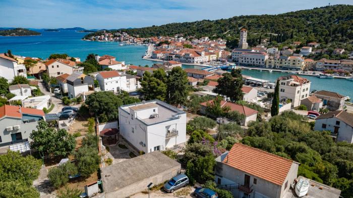 Apartments by the sea Tisno, Murter - 17716