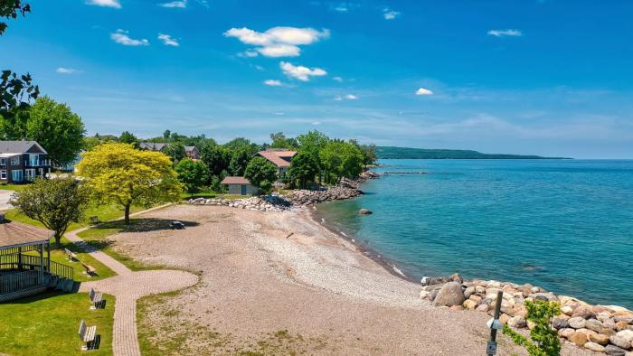 Family friendly summer getaway, short walk to beach, restaurants, etc...