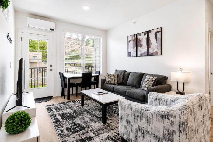 Newly Built Downtown Suite & Walk Everywhere, #204