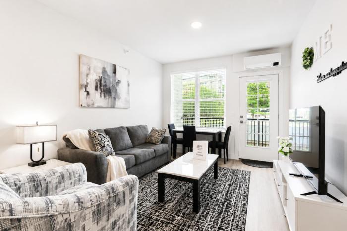 Charming 1 Bed - Balcony - Free Parking Downtown, #206