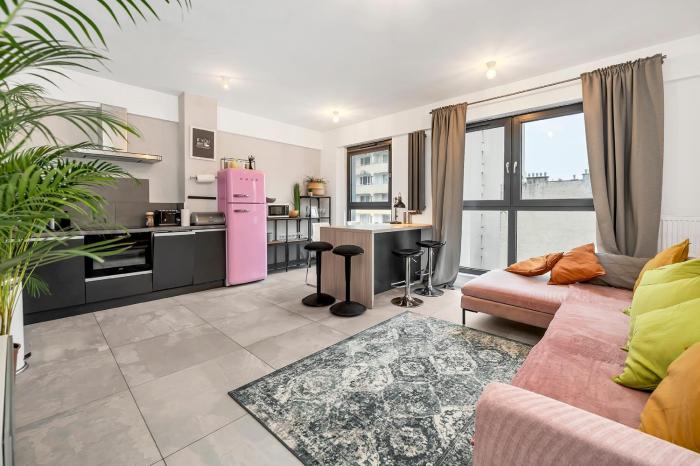 Lumina I 3BR Apartment with Balcony I Parking I 2 Bathrooms I near Center