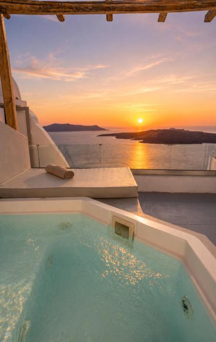Crater View Suites, Fira Center Caldera Suites with Hot Tubs
