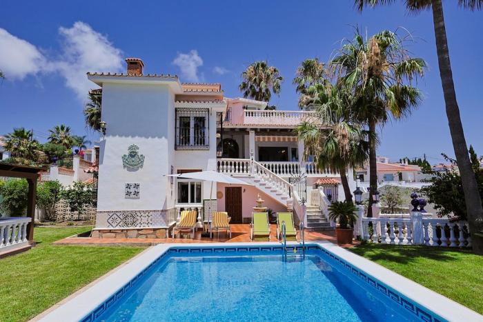 Escapada Perfecta Villa con Piscina y Relax