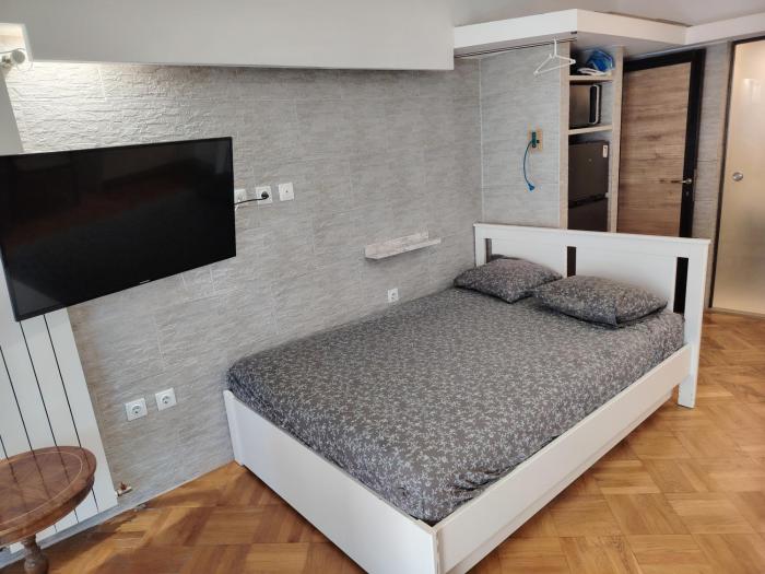 Apartment - Sleeps 8 - Balcony - Parking