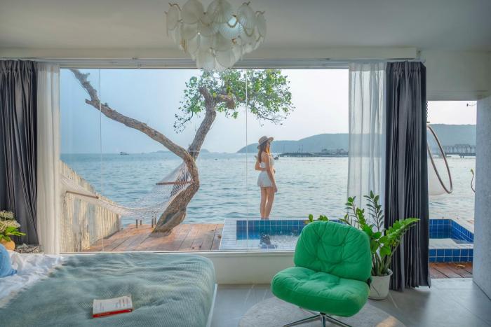 White Beachfront Pool Villa Koh Larn