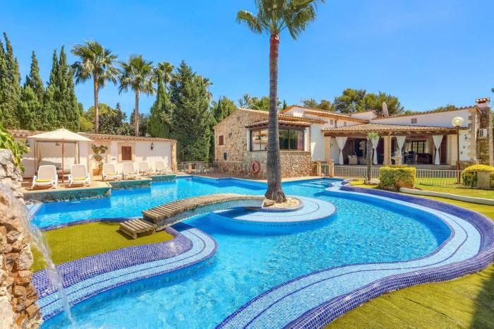 Villa Pinos by Villa Plus