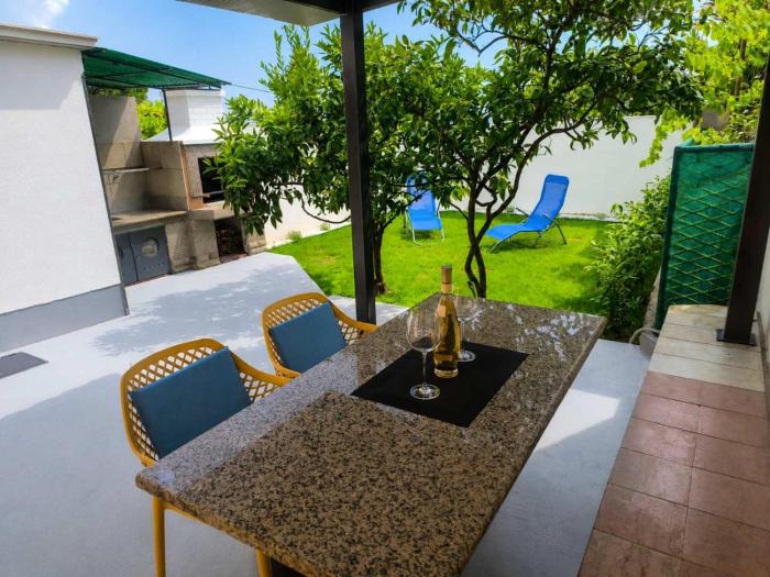 Studio Silvia - Free parking, WiFi & private yard with BBQ