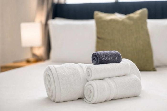 Boulevard Stays Luxe Studio Near Stadium Pool Parking and Gym
