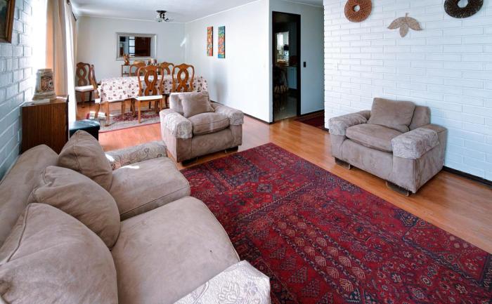 Casa con piscina en barrio residencial