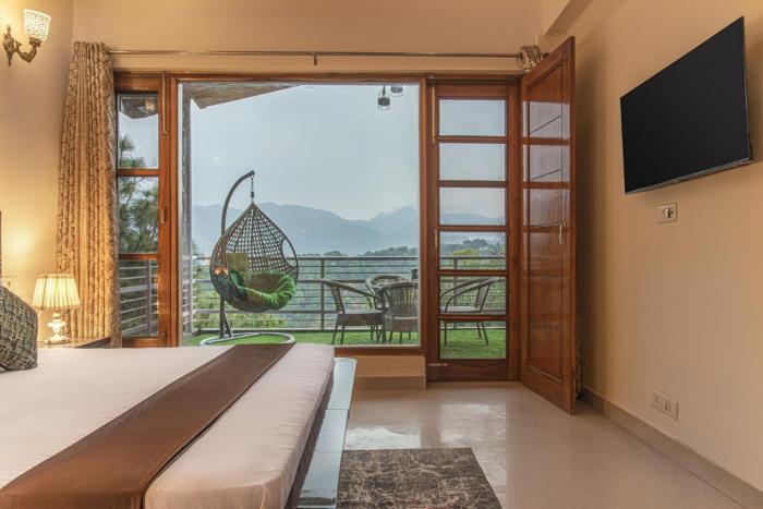 The Rajmahal Retreat I Jacuzzi I Vacations l Pet friendly & 3 Bedroom Villa I Family Events I Sky Bonfire I Kasauli By Exotic Stays