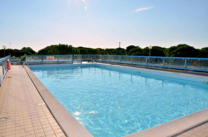 Apartment with rooftop swimming pool