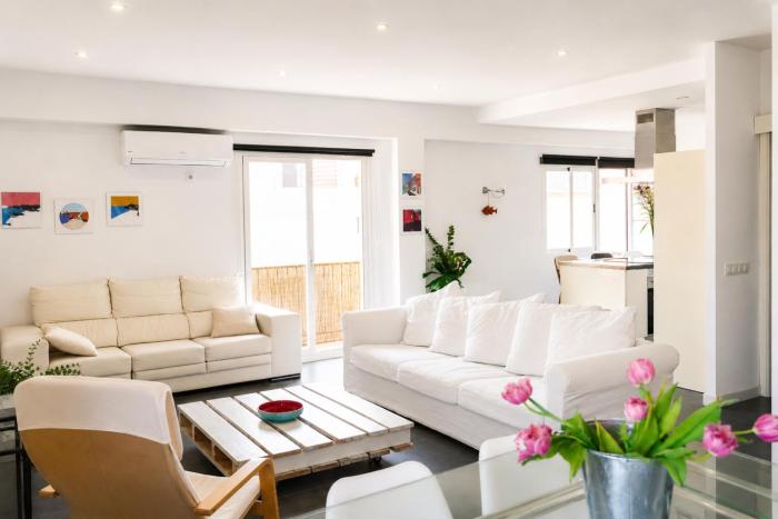 Spacious Cathedral View Apartment with Free Parking