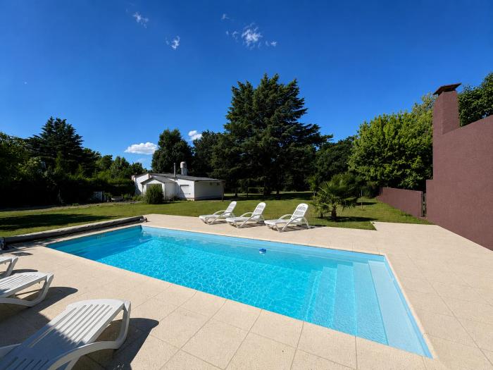 Casa con piscina climatizada y amplio jardín