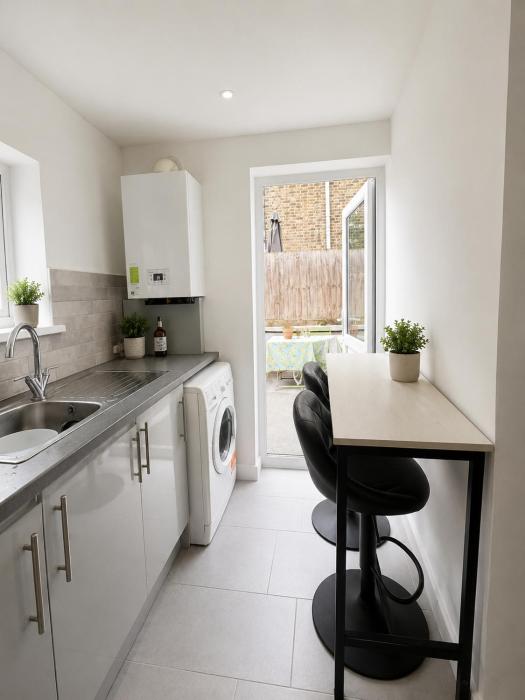 Amazing 2 Bedroom Basement In Hackney Central