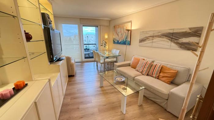 Exclusivo piso luminoso y cálido en Santander, con parking gratuito y ascensor con acceso directo al apartamento