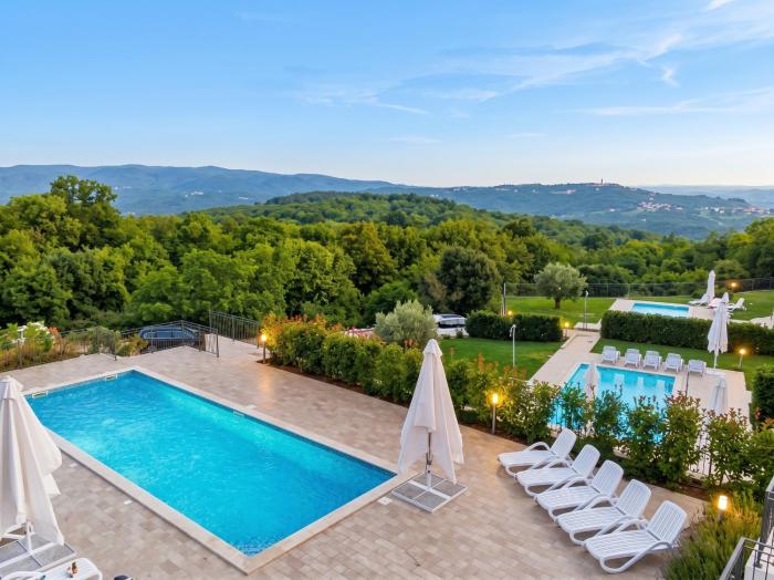 Spacious Apartment with View, Ripenda Kras, Shared Pool C