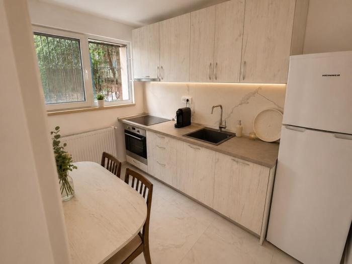 Elegant Beige Studio - Cozy City Stay