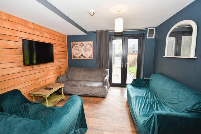 Large 8 Bedroom Budget Apartment in Headingley