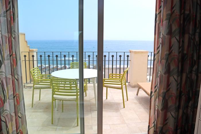 Beachfront Paradise - Pool & Sea Terrace Apartment
