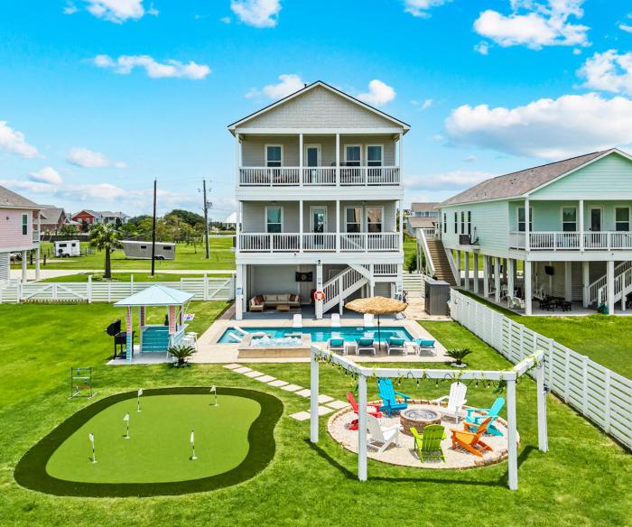 Modern Galveston getaway 3 Min to Beach Pool Spa Mini Golf Fire Pit