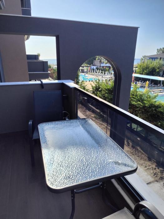 Sandra Beachfront - Pool, Beach Bar and Olympus View