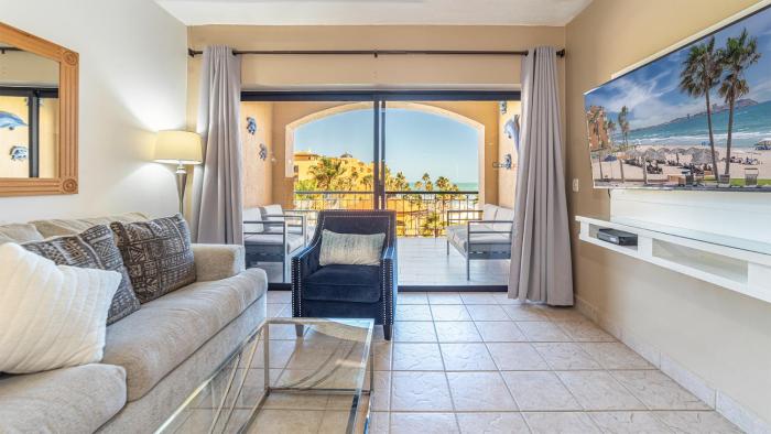 Renovated 2BR2BA Ocean View Retreat on Sandy Beach