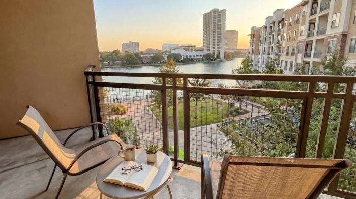 Stunning Lake Views - DART Train - Gym & Pool