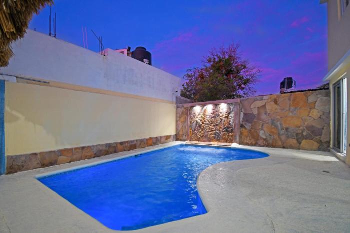 The Poolside Suite Downtown Access free parking on street
