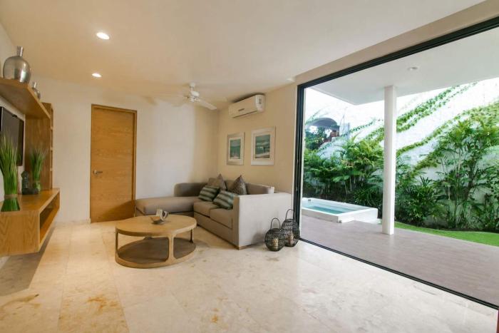Prime location near 5th Avenue & beach
