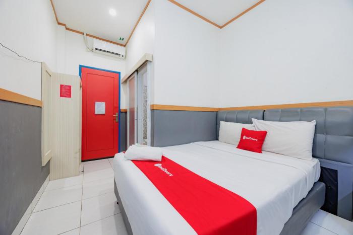 RedDoorz near Sarinah Mall
