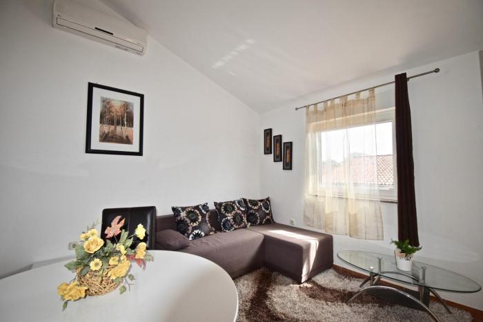 Apartments with parking space Pula - 26934