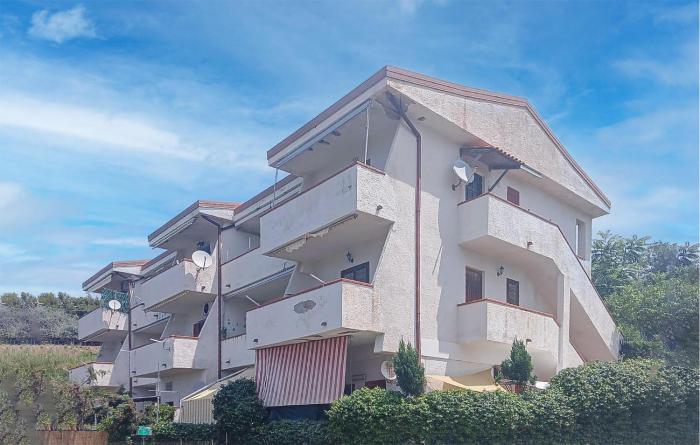 1 Bedroom Cozy Apartment In Sparvasile